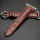 QIALINO Crocodile Pattern Genuine Leather Watch Wrist Strap priekš Apple Watch 42 / 44 / 45 mm / Ultra 49 mm - Gaiši Brūns - dabīgas ādas siksniņas (jostas) priekš pulksteņiem QIALINO Crocodile Pattern Genuine Leather Watch Wrist Strap priekš Apple Watch 42 / 44 / 45 mm / Ultra 49 mm - Gaiši Brūns - dabīgas ādas siksniņas (jostas) priekš pulksteņiem